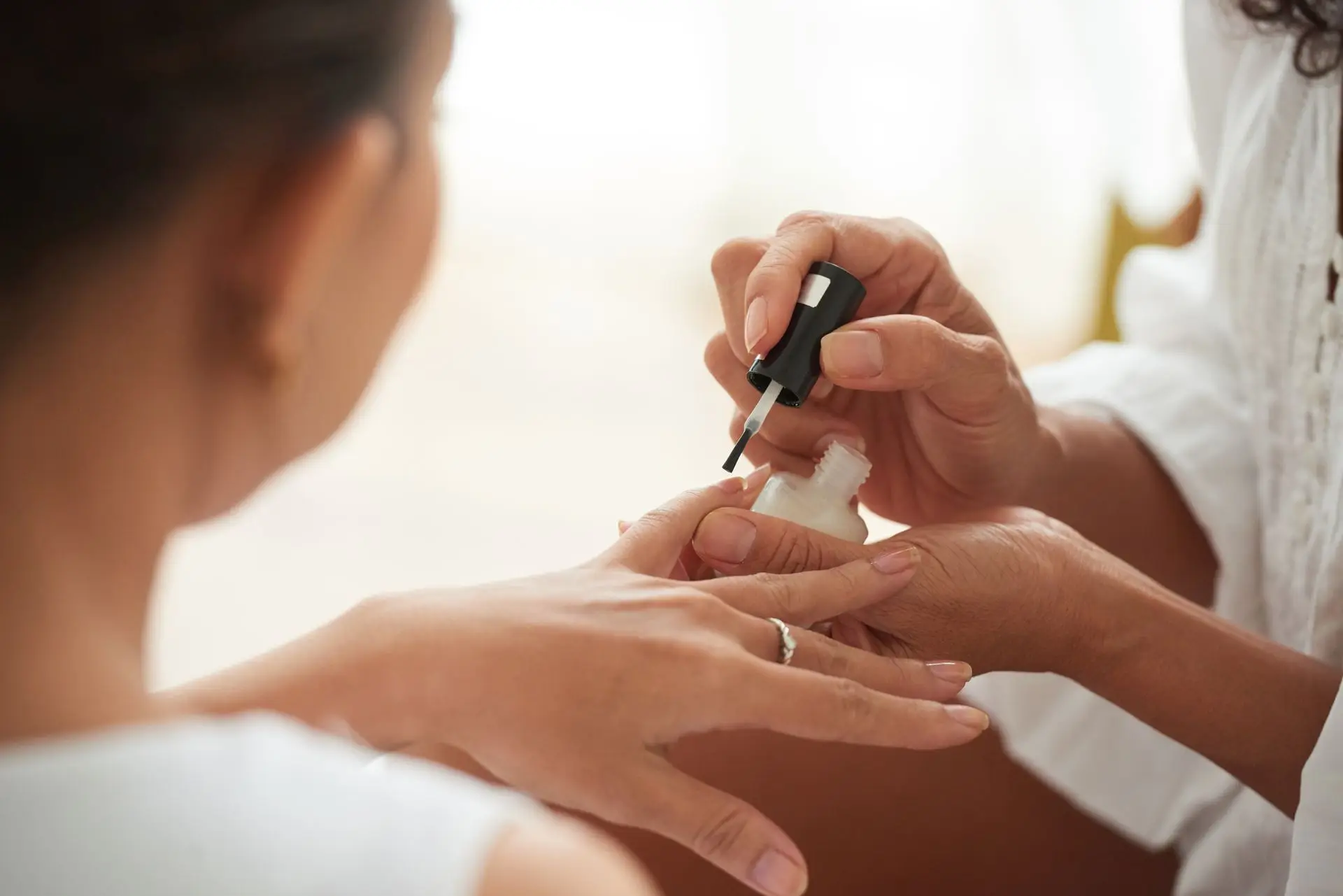 manicure-process-SA4U7EM